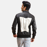 
Spade Silver Preto Jaqueta Bomber de Couro para Homem - Vista lateral mostrando o corte ergonómico de mangas