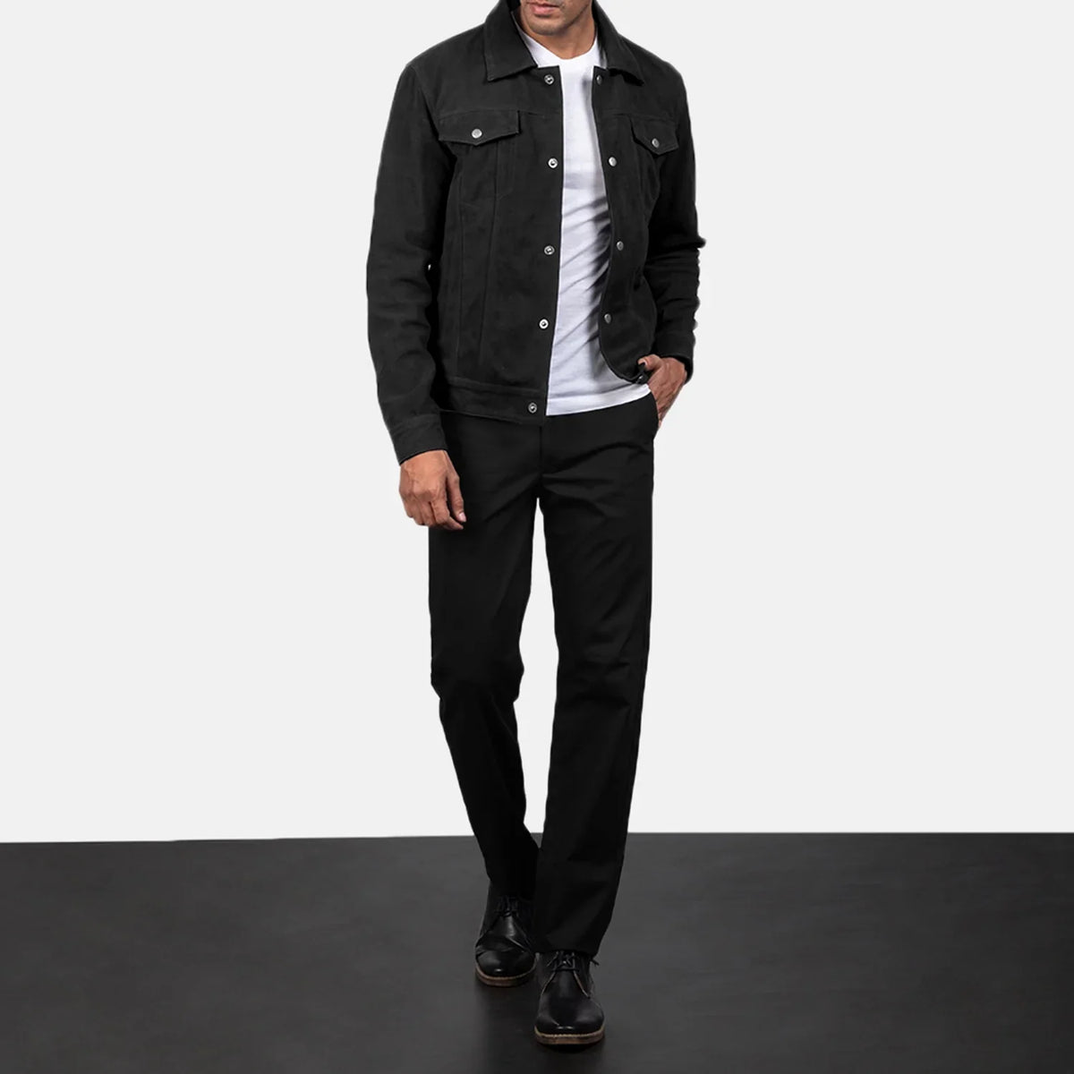 
Stallon Black Suede Jacket - Vista lateral mostrando o corte ergonómico de mangas