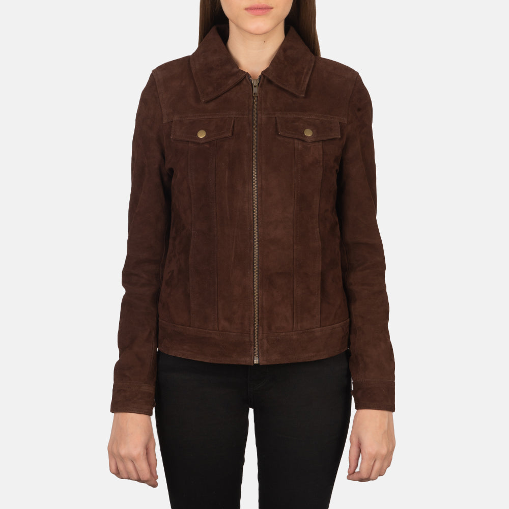 
Perspetiva vestida de Suzy Brown Suede Trucker Jacket no modelo com caimento natural à luz do dia