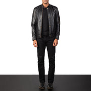 Close-Up Detail of Band with snap button &amp; Zipper Hardware on Men's Tea House Preto Blusão Biker de Couro para Homem