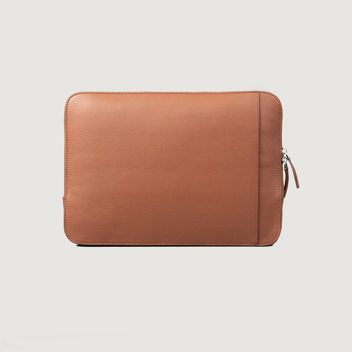
The Baxter Brown Leather Laptop Sleeve For Men & Women in Brown Full-Grain Leather - Vista frontal e silhueta ajustada | Comprar online