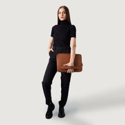 
Brown Full-Grain leather Goods - Vista traseira com ombros definidos e bainha impecável