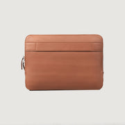 
The Baxter Brown Leather Laptop Sleeve For Men & Women - Vista lateral mostrando o corte ergonómico de mangas