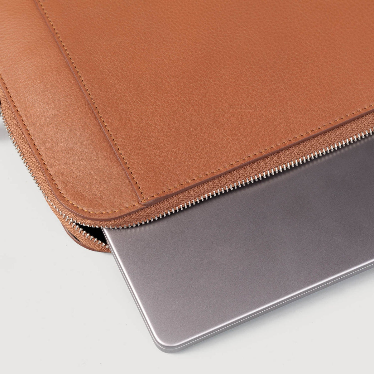 
Vista detalhada of Classic Collar & Heavy-Duty Zipper Hardware on The Baxter Brown Leather Laptop Sleeve For Men & Women