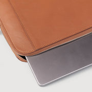 
Vista detalhada of Classic Collar & Heavy-Duty Zipper Hardware on The Baxter Brown Leather Laptop Sleeve For Men & Women