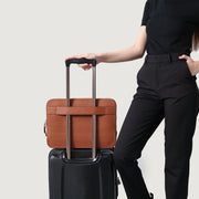 
Perspetiva vestida de The Baxter Brown Leather Laptop Sleeve For Men & Women no modelo com caimento natural à luz do dia