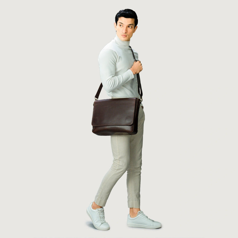 The Carismatico Leather Messenger Bag
