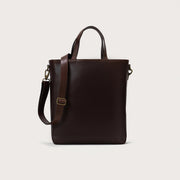 
The Poet Vintage Brown Leather Tote Bag For Men & Women in Vintage Brown Full-Grain Leather - Full Exterior Vista frontal e silhueta ajustada | Comprar online