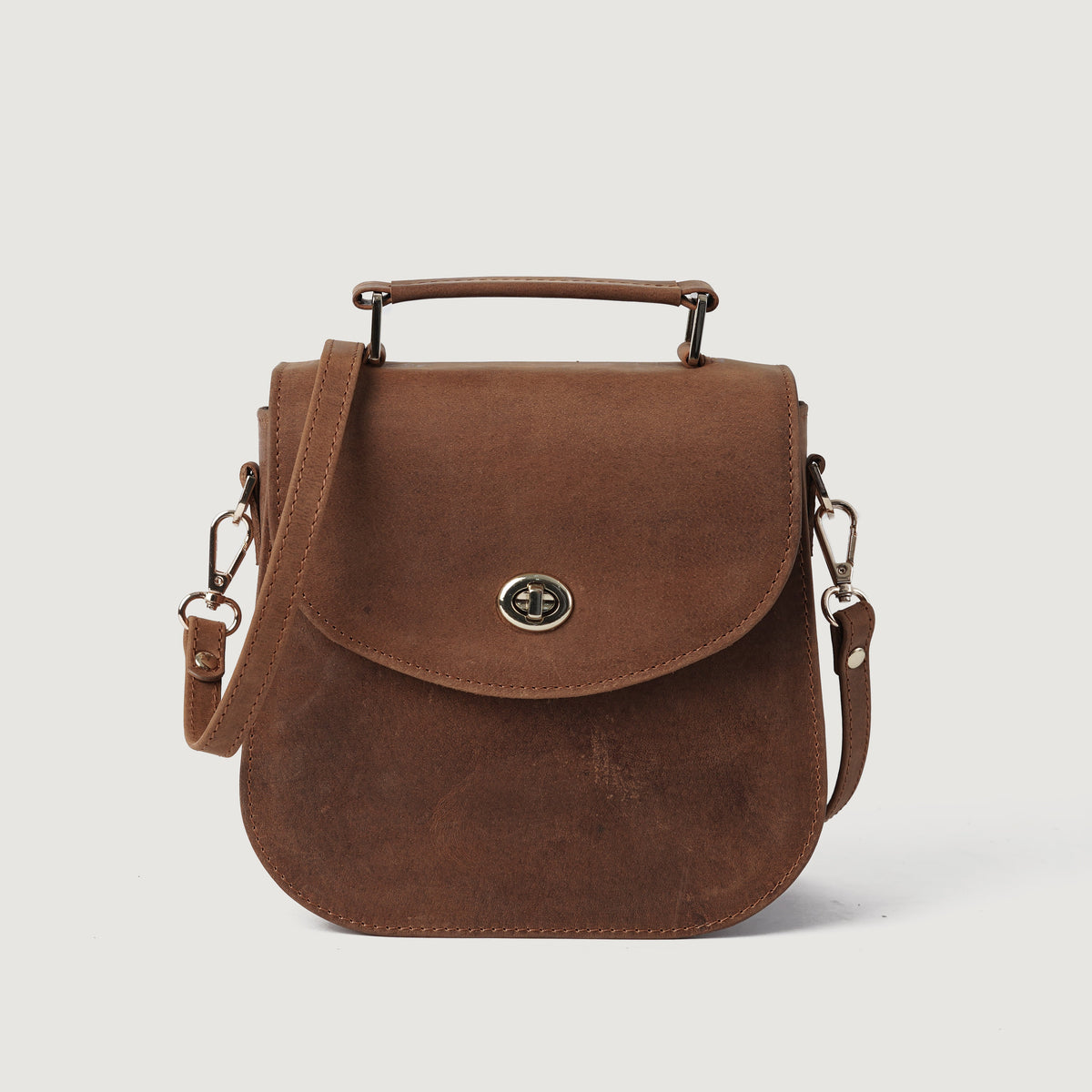 
The Sandra Vintage Caramelo Leather Saddle Bag For Women in Tan Full Grain Naturally Milled Cowhide Leather. - Full Exterior Vista frontal e silhueta ajustada | Comprar online
