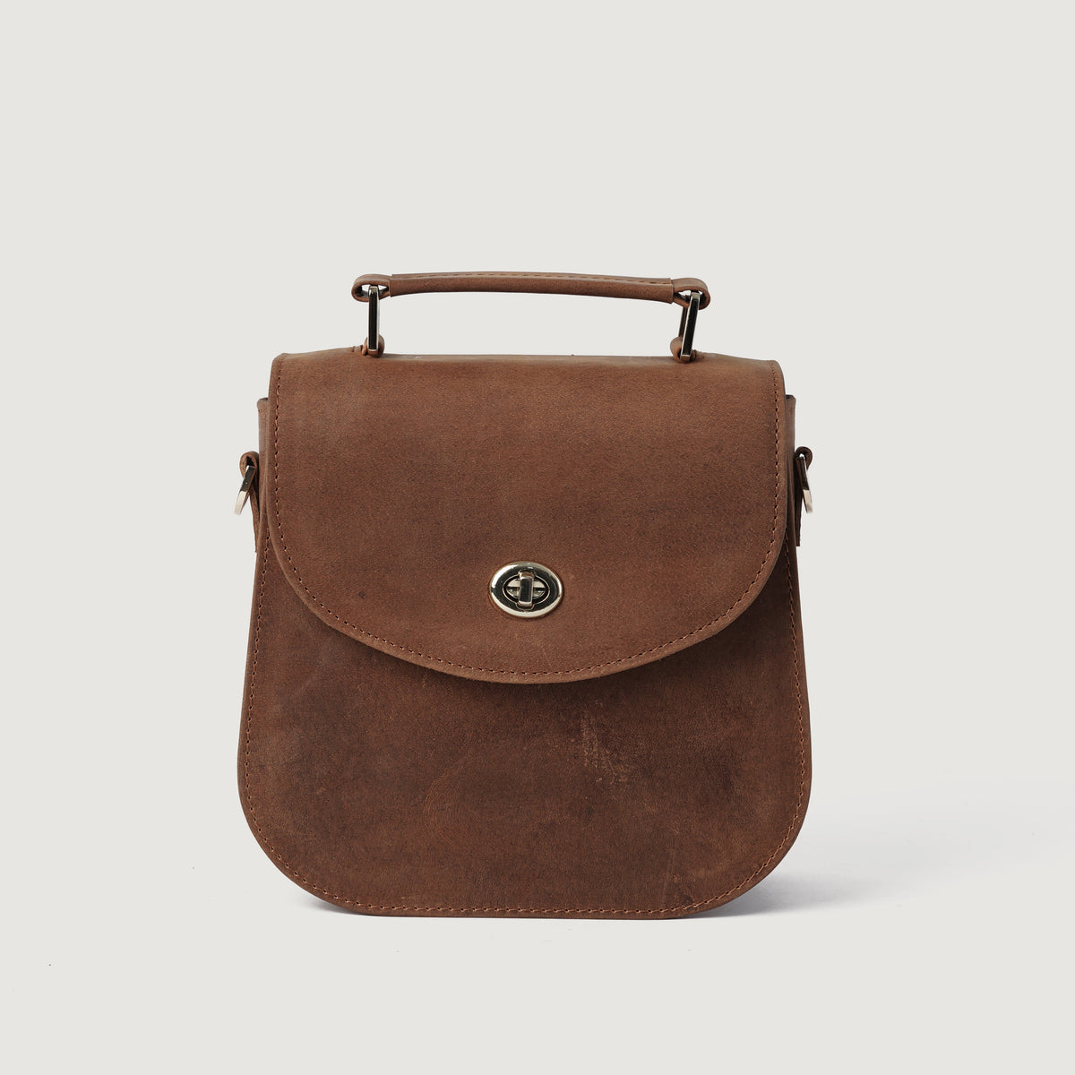 
The Sandra Vintage Caramelo Leather Saddle Bag For Women - Perfil lateral estruturado com fole espaçoso
