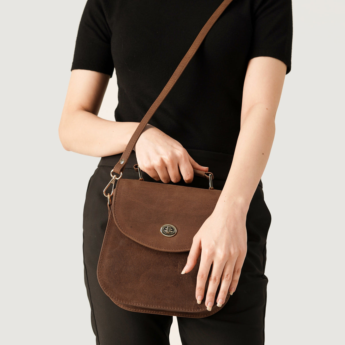 
Solid Antique Brass Hardware & Heavy-Duty Dual Zipper Detail on The Sandra Vintage Caramelo Leather Saddle Bag For Women