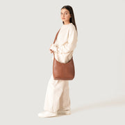 
Brown Full-Grain leather Goods - Vista traseira com ombros definidos e bainha impecável