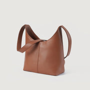 
The Stefani Brown Leather Hobo Bag For Women - Vista lateral mostrando o corte ergonómico de mangas