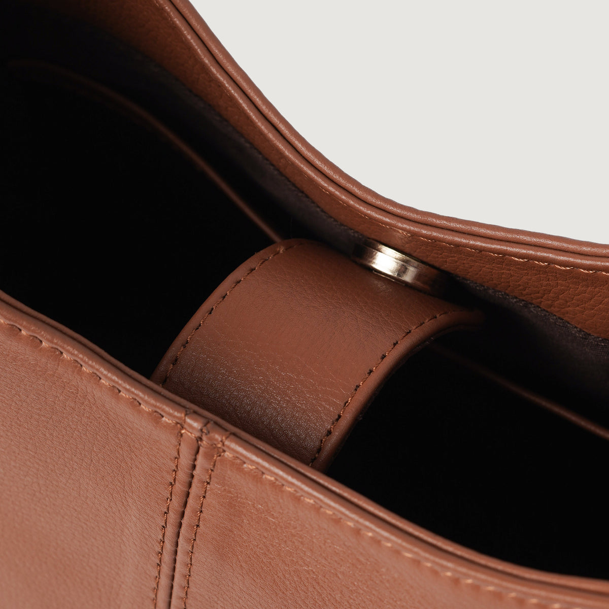 
Perspetiva vestida de The Stefani Brown Leather Hobo Bag For Women no modelo com caimento natural à luz do dia