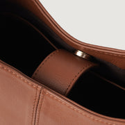 
Perspetiva vestida de The Stefani Brown Leather Hobo Bag For Women no modelo com caimento natural à luz do dia
