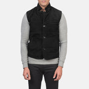 Close-Up Detail of Notch with removable throat latch &amp; Button Hardware on Men's Tony Preto Suede Vest para Homem