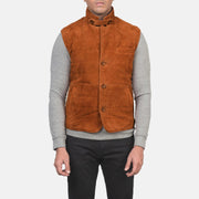 Close-Up Detail of Notch with removable throat latch &amp; Button Hardware on Men's Tony Castanho Suede Vest para Homem