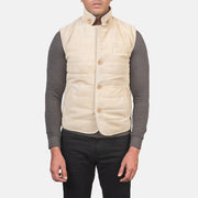Close-Up Detail of Notch with removable throat latch &amp; Button Hardware on Men's Tony Off-White Suede Vest para Homem