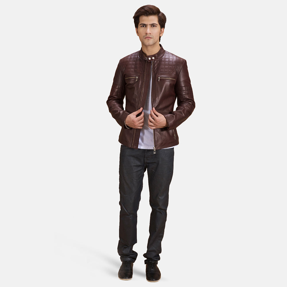 Close-Up Detail of Band with snap button &amp; Zipper Hardware on Urbane Acolchoado Bordô Blusão Biker de Couro para Homem