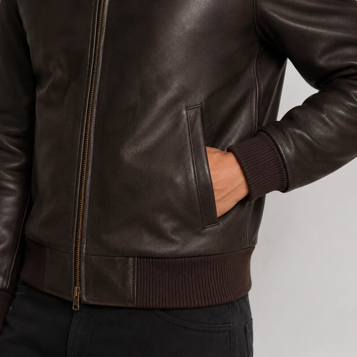 Vista detalhada of Classic Collar & Heavy-Duty Zipper Hardware on Dark Brown Sheepskin Leather Bomber Jacket