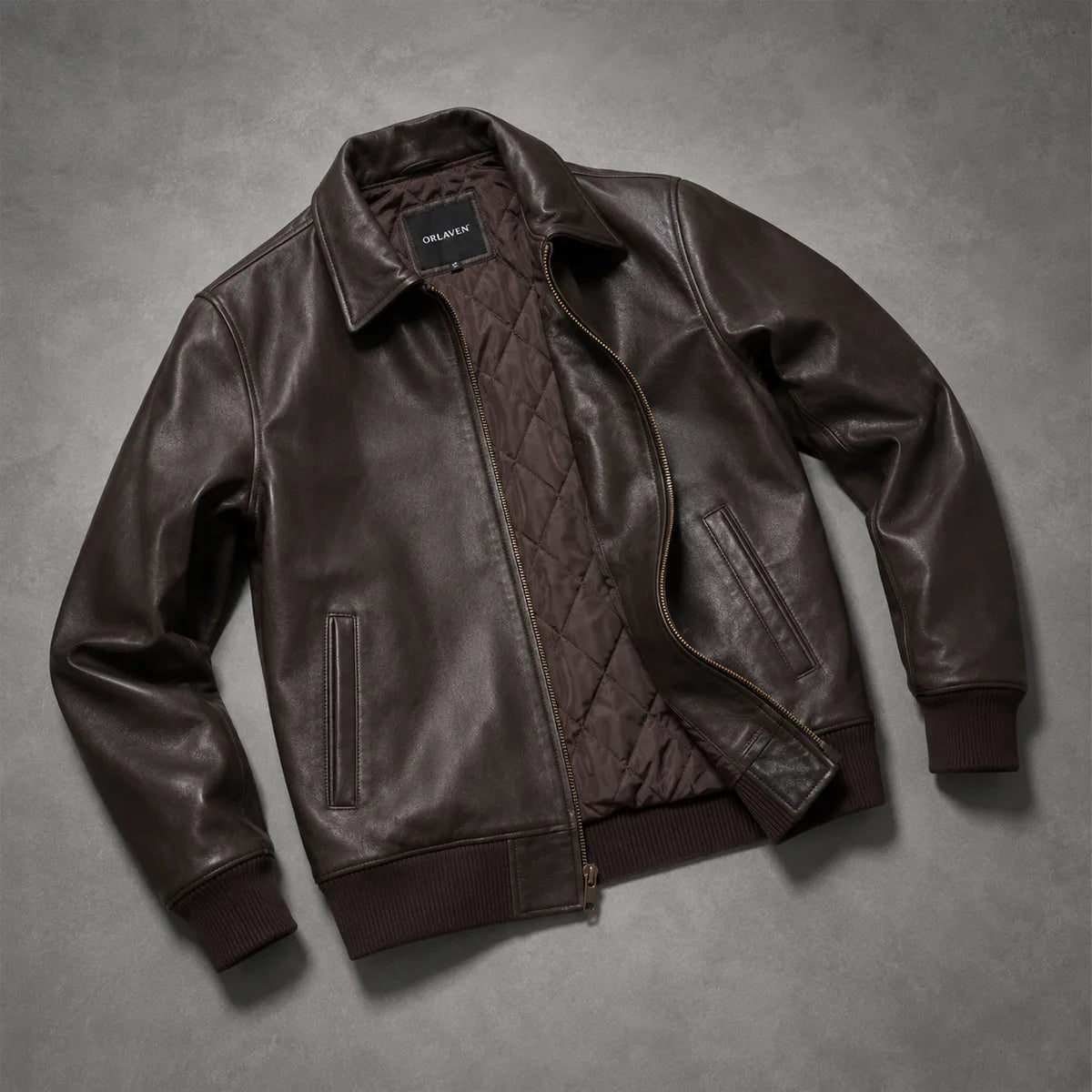 Tailored Rib Cuffs &amp; Hem Craftsmanship Construction Detail on Dark Castanho Sheepskin Blusão Bomber de Couro para Homem