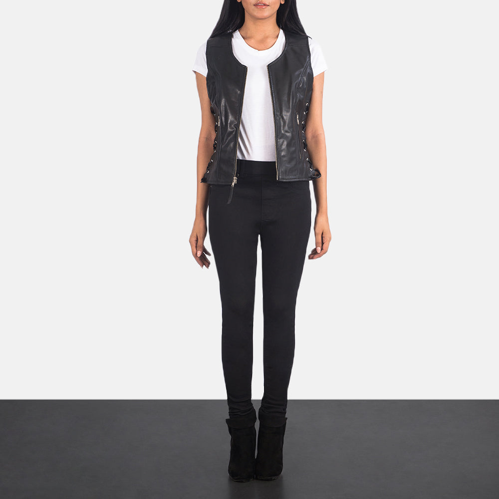 Women's Vanda Preto Leather Biker Vest para Mulher - Lateral Side Profile View Showing Sleeve Cut &amp; Athletic Taper Fit