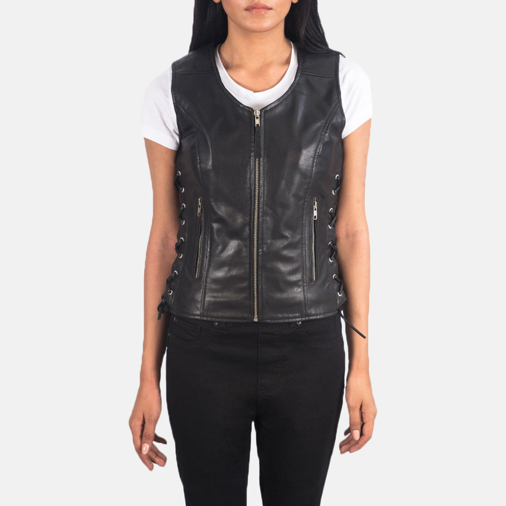 Close-Up Detail of V-neck &amp; Zipper Hardware on Women's Vanda Preto Leather Biker Vest para Mulher