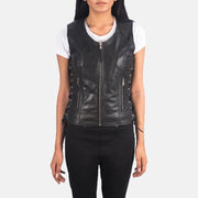 Close-Up Detail of V-neck &amp; Zipper Hardware on Women's Vanda Preto Leather Biker Vest para Mulher