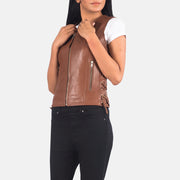 Close-Up Detail of V-neck &amp; Zipper Hardware on Women's Vanda Castanho Leather Biker Vest para Mulher
