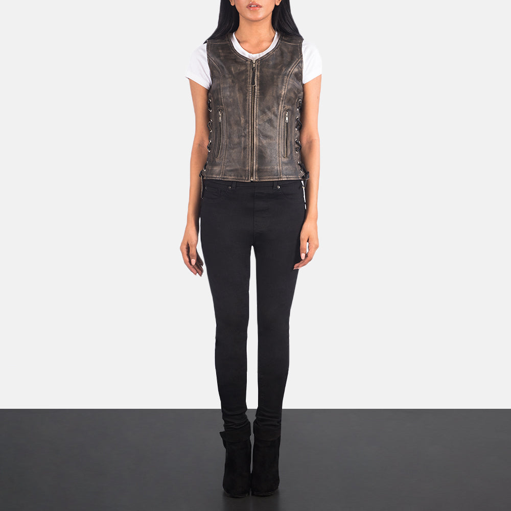 
Vanda Distressed Castanho Leather Biker Vest para Mulher - Vista lateral mostrando o corte ergonómico de mangas