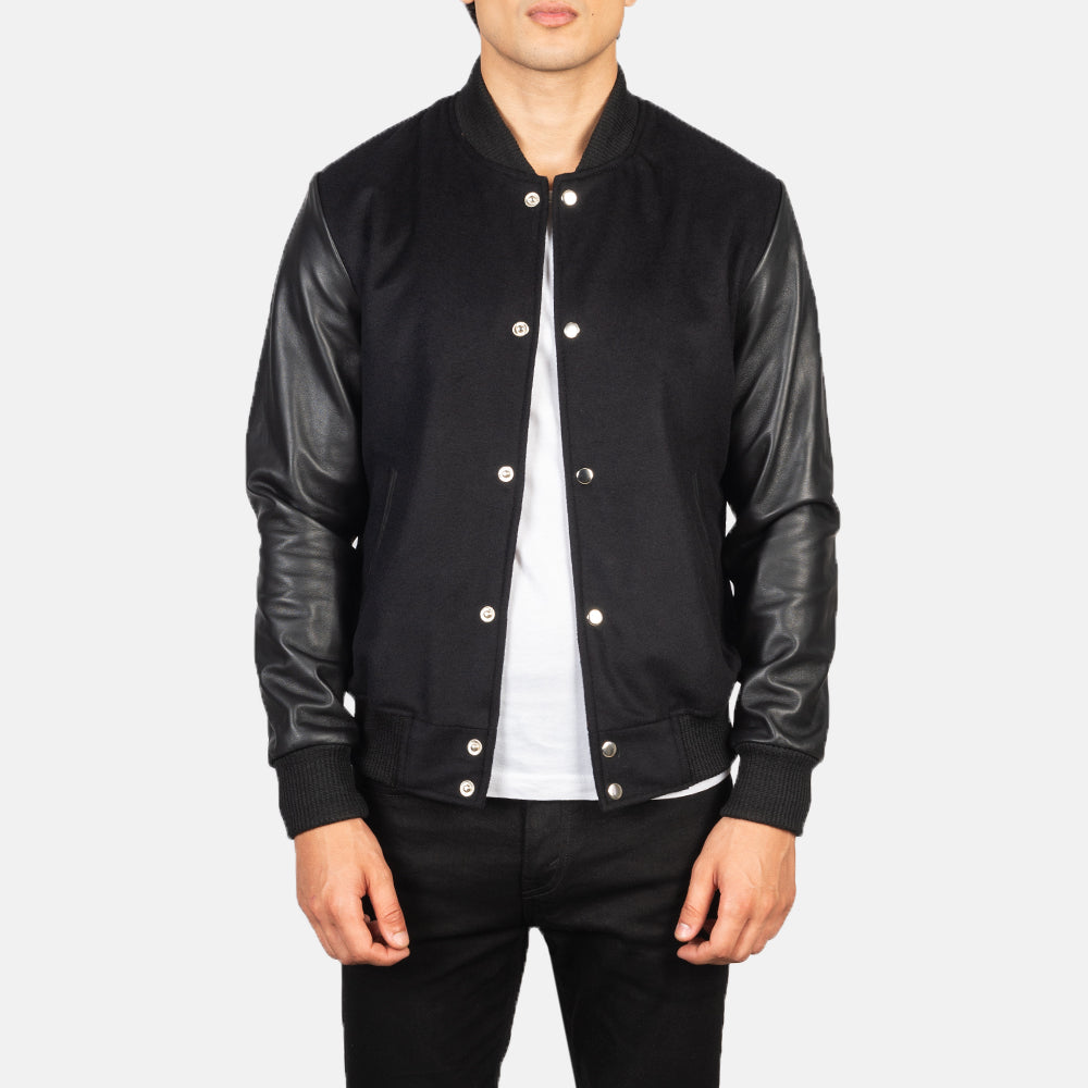 
Vaxton Preto Hybrid Varsity Jaqueta de Couro para Homem in Black Sheepskin Leather - Vista frontal e silhueta ajustada | Comprar online