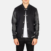 
Vaxton Preto Hybrid Varsity Jaqueta de Couro para Homem in Black Sheepskin Leather - Vista frontal e silhueta ajustada | Comprar online