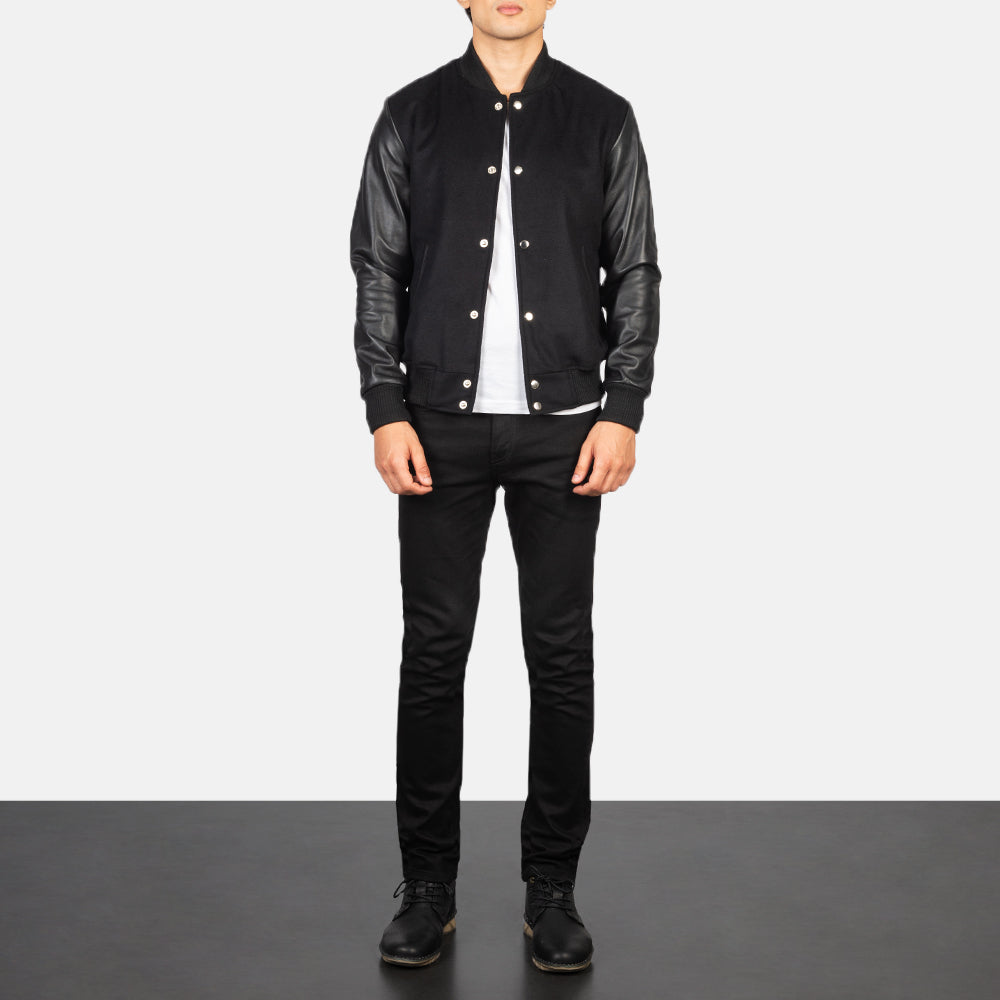 
Vaxton Preto Hybrid Varsity Jaqueta de Couro para Homem - Vista lateral mostrando o corte ergonómico de mangas