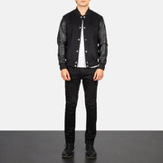 
Vaxton Preto Hybrid Varsity Jaqueta de Couro para Homem - Vista lateral mostrando o corte ergonómico de mangas