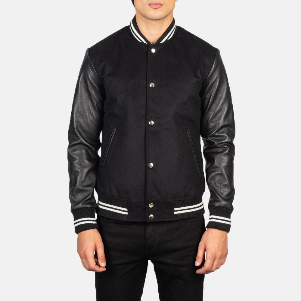 Close-Up Detail of Varsity &amp; Snap Buttons Hardware on Men's Vaxton Preto Striped Hybrid Varsity Blusão de Couro para Homem