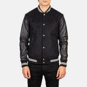 Close-Up Detail of Varsity &amp; Snap Buttons Hardware on Men's Vaxton Preto Striped Hybrid Varsity Blusão de Couro para Homem