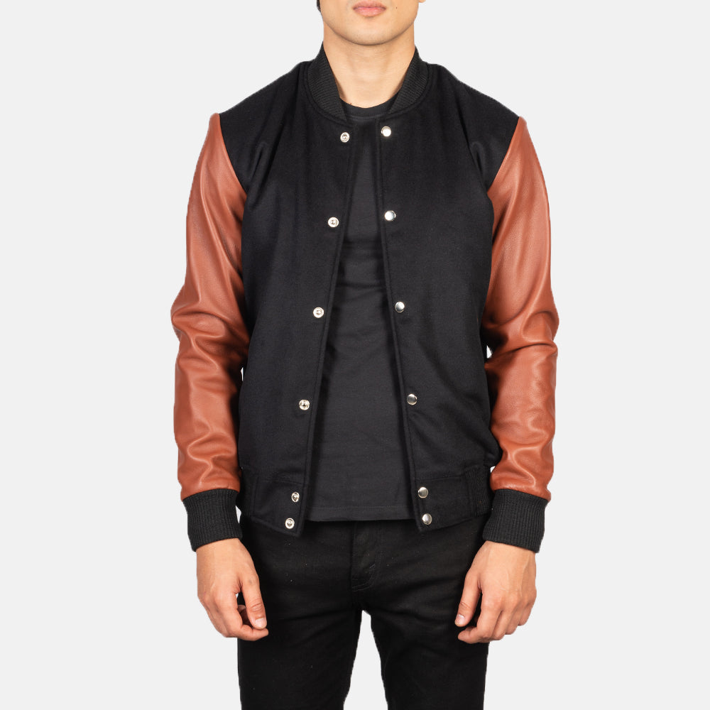 
Vaxton Brown Hybrid Varsity Jacket in Black & Brown Sheepskin Leather - Vista frontal e silhueta ajustada | Comprar online