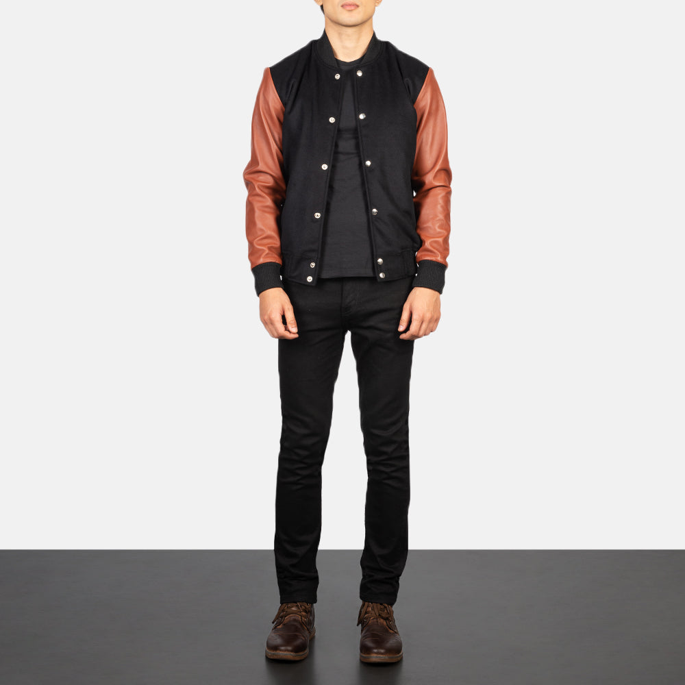 
Vaxton Brown Hybrid Varsity Jacket - Vista lateral mostrando o corte ergonómico de mangas