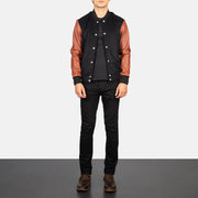 
Vaxton Brown Hybrid Varsity Jacket - Vista lateral mostrando o corte ergonómico de mangas