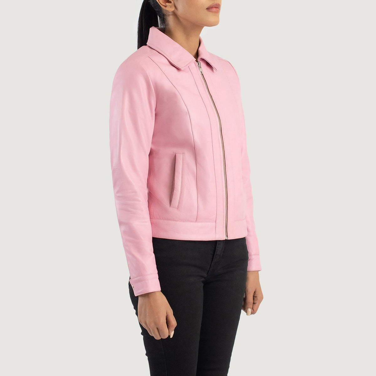 
Pink Sheepskin Leather Biker Jacket - Vista traseira com ombros definidos e bainha impecável