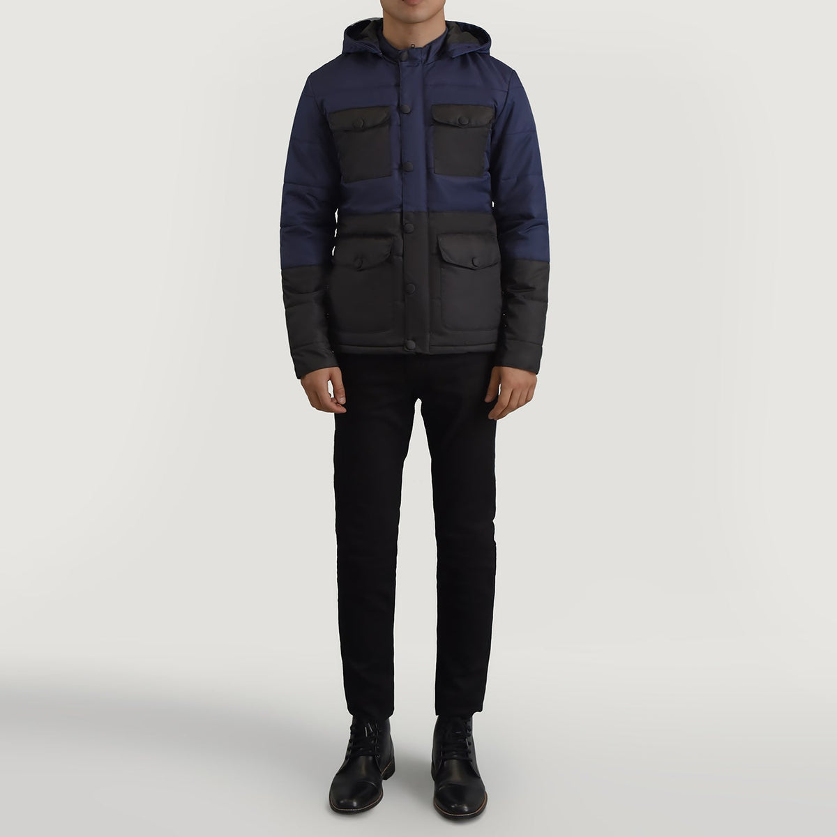 
Wayne Preto & Azul Hooded Puffer Jaqueta de Couro para Homem - Vista lateral mostrando o corte ergonómico de mangas