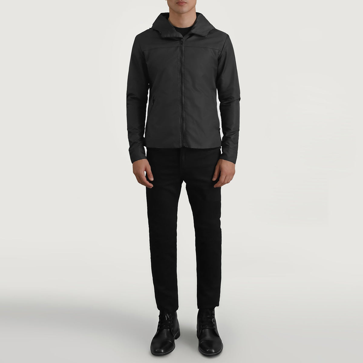 
Wesley Preto Hooded Windbreaker Jaqueta de Couro para Homem - Vista lateral mostrando o corte ergonómico de mangas