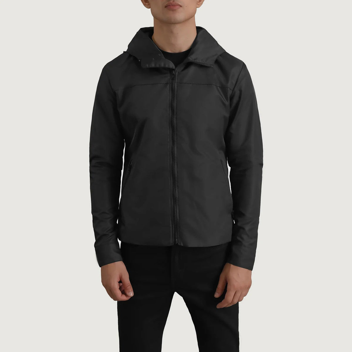 
Vista detalhada of Classic Collar & Zipper With Inside Wind Flap. Hardware on Wesley Preto Hooded Windbreaker Jaqueta de Couro para Homem