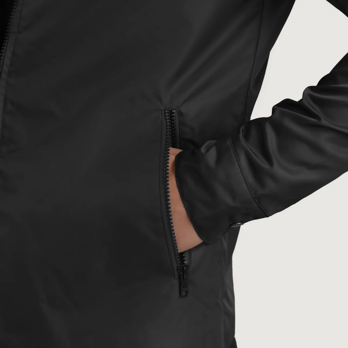 
Vista interior Showing Quilted Viscose Lining & Dois bolsos interiores funcionais