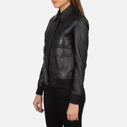 
Black Sheepskin Leather Bomber Jacket - Vista traseira com ombros definidos e bainha impecável