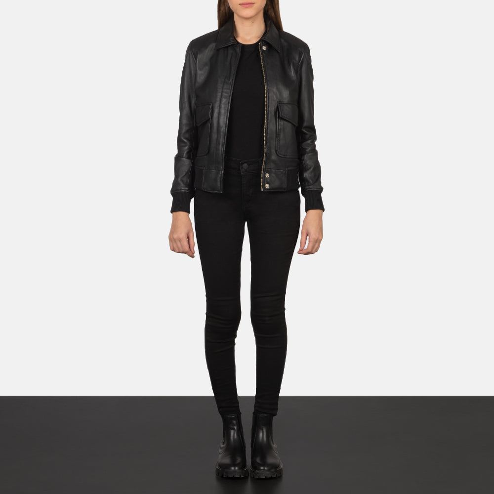
Westa A-2 Black Leather Bomber Jacket - Vista lateral mostrando o corte ergonómico de mangas