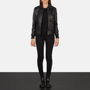 
Westa A-2 Black Leather Bomber Jacket - Vista lateral mostrando o corte ergonómico de mangas