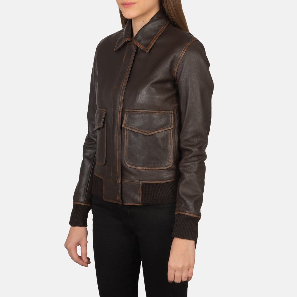 
Perspetiva vestida de Westa A-2 Black Leather Bomber Jacket no modelo com caimento natural à luz do dia