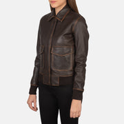 
Perspetiva vestida de Westa A-2 Black Leather Bomber Jacket no modelo com caimento natural à luz do dia