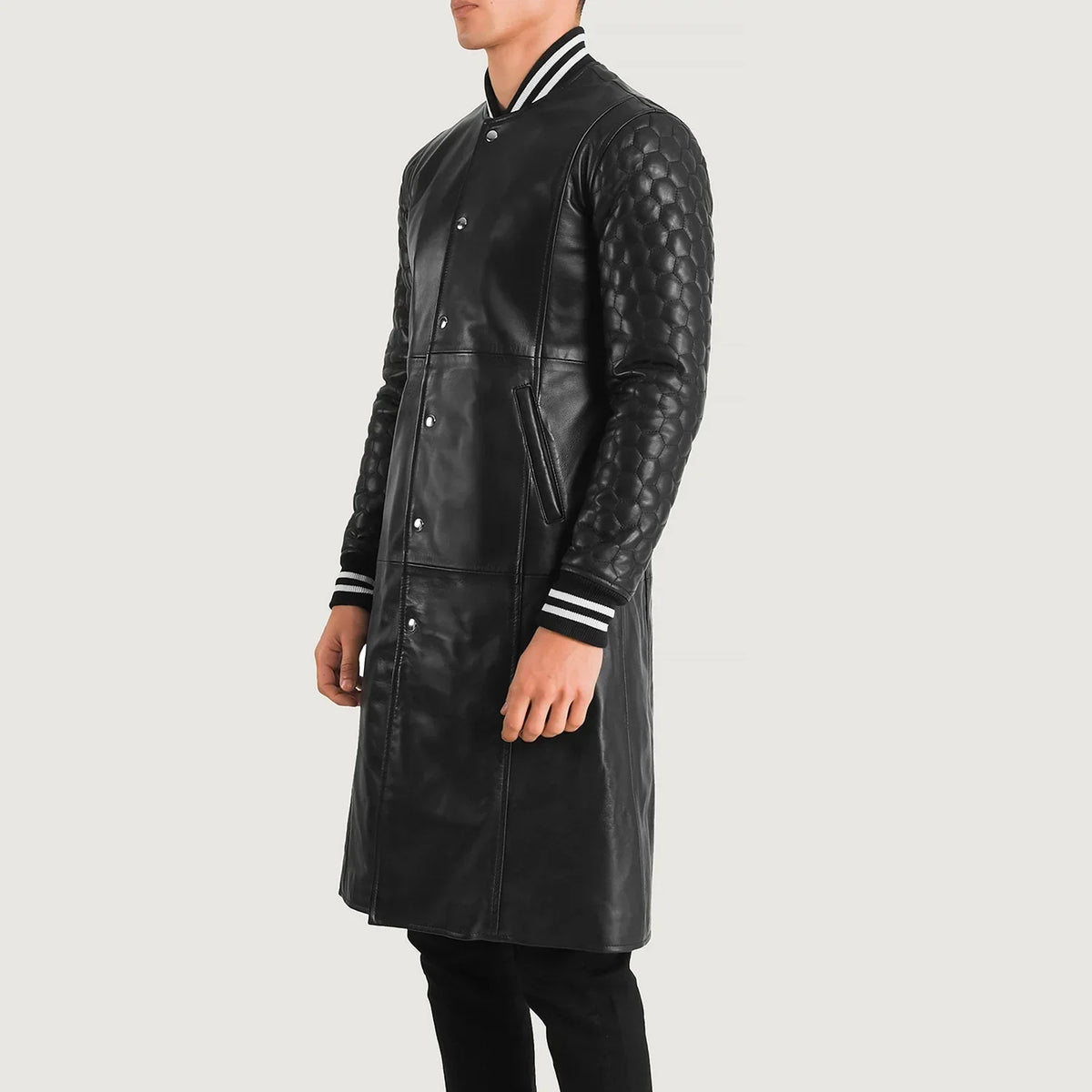 
Black Sheepskin Leather Varsity Jacket - Vista traseira com ombros definidos e bainha impecável